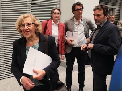 Manuela Carmena y Mauricio Valiente (derecha) durante el pleno extraordinario por la muerte del niño en El Retiro.