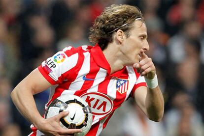 El delantero uruguayo del Atlético de Madrid, Diego Forlán, durante la celebración de un gol.