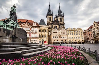 En 1415, el predicador y reformador Jan Hus fue quemado en la hoguera en Constanza. En Chequia no olvidaron a este clérigo de Bohemia y su monumento mira hoy altivo a los incontables visitantes de la plaza de la Ciudad Vieja, <a href="https://elviajero.elpais.com/elviajero/2018/06/07/actualidad/1528368238_105769.html" target="_blank">en el centro de Praga</a>. Rodeada de edificios cargados de historia y cuidadosamente restaurados, esta plaza ocupa más de 9.000 metros cuadrados. Si uno se siente saturado de historia, puede sentarse a tomar cerdo asado y beber cerveza Pilsen en uno de los acogedores locales con terraza que la rodean. <br><br> Esta ha sido la principal plaza pública de Praga desde el siglo X, y es uno de los espacios urbanos más antiguos y hermosos de Europa. Un reloj astronómico se pone en acción cada hora en punto en la torre del Ayuntamiento, y es una de las principales atracciones turísticas de la ciudad. Pero son las inconfundibles agujas gemelas de la iglesia gótica de Nuestra Sra de Tyn, como sacadas de un cuento de hadas, el gran símbolo de la plaza y de la ciudad.