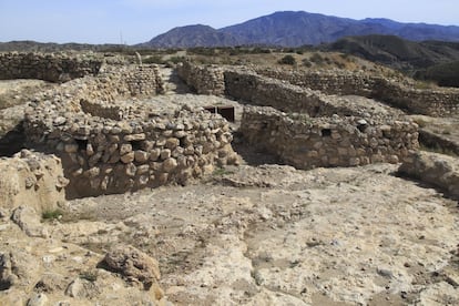 Esta gran ciudad prehistórica da nombre a una cultura que durante la Edad del Cobre (3.200-2.200 antes de Cristo) dominó el sureste de la península Ibérica. Conserva cuatro líneas de muralla en torno a la ciudadela, una necrópolis y varios fortines alrededor del poblado, destinados al control del territorio. El enclave arqueológico Los Millares, perteneciente al municipio de Santa Fe de Mondújar, se puede visitar de miércoles a domingo. El acceso es gratuito. Más información: <a href="http://www.andalucia.org/es/turismo-cultural/visitas/almeria/monumentos/enclave-arqueologico-los-millares/" target="">andalucia.org</a>