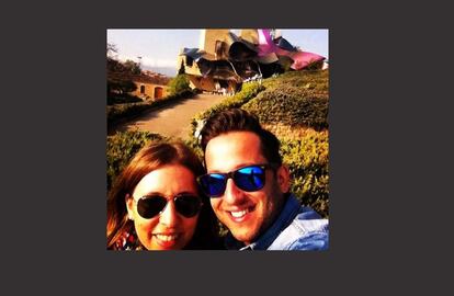 El hotel Marqués de Riscal está en Elciego ((Álava), pero podría estar en el espacio. La futurista cubierta irisada del edificio, obra del arquitecto Frank Ghery, refleja los colores del vino en sus ondas de titanio. Un juego de espejos que se completa con los cristales de las gafas de sol de los protagonistas.