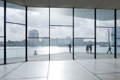 Desde la terraza del 'Eye', hay una vista espectacular sobre el río IJ, la Estación Central y Westerdokseiland.