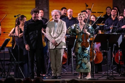 El director Pablo Heras-Casado, el compositor Péter Eötvös y la violinista Isabelle Faust con los integrantes de la Mahler Chamber Orchestra, este viernes en Granada.