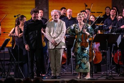 El director Pablo Heras-Casado, el compositor Péter Eötvös y la violinista Isabelle Faust con los integrantes de la Mahler Chamber Orchestra, este viernes en Granada.