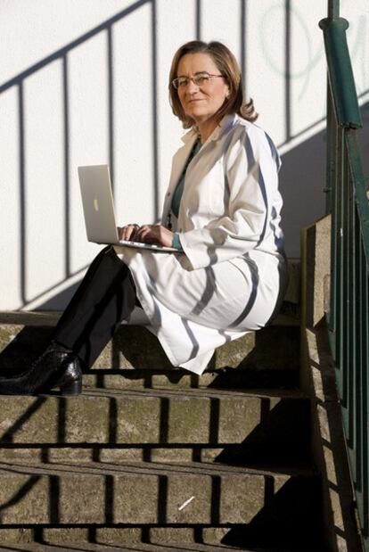 María José Alonso, en la escalera del Campus Sur de la Universidad de Santiago de Compostela.