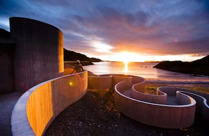 <b>PARADOR DE SELVIKA, HAVØYSUND (NORUEGA)/ REIULF RAMSTAD ARKITEKTER. </b>Un mirador a ras de suelo. El trazado ondulado de sus rampas ralentiza el camino a la playa, cambia la perspectiva sobre el lugar y hace del arenal un territorio accesible para todos. El proyecto, del estudio noruego de Reiulf Ramstad, fue terminado en 2012 e incluye un edificio con baño y una zona de picnic.