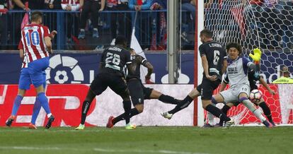 El defensa del Atlético de Madrid Yannick Ferreira, chuta a gol ante el portero del Granada Francisco Guillermo Ochoa.