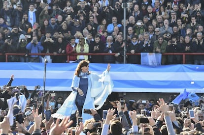 Cristina Fernández de Kirchner em comício em Buenos Aires.