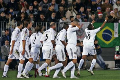 Helguera, Sergio Ramos, Salgado, Zidane, Baptista y Ronaldo celebran el gol de Robinho, que señala al cielo.