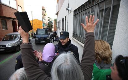 Numerosos vecinos y miembros de la PAH se enfrentaron a la policía para frenar el desalojo de una familia en la que se encuentra una mujer de 85 años con alzheimer y 84% de discapacidad.