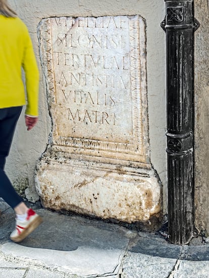 Estela romana en una esquina de la ciudad vieja de Coria.