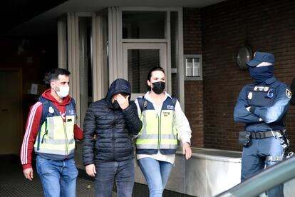 Uno de los detenidos después del registro en la concejalía de Deportes del Ayuntamiento de Cornellà del Llobregat.