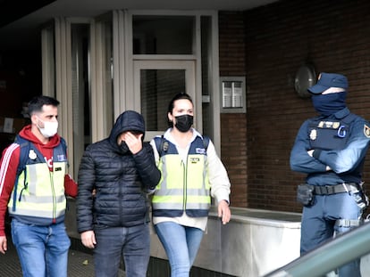Uno de los detenidos después del registro en la concejalía de Deportes del Ayuntamiento de Cornellà del Llobregat.