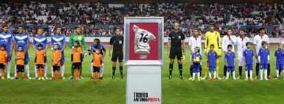 Los dos equipos antes del inicio del partido.