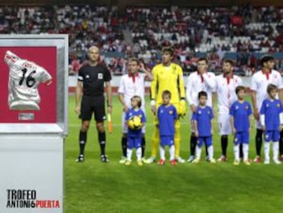 Los dos equipos antes del inicio del partido.