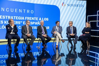 Desde la izquierda, Javier de Castro. director científico del IdiPAZ; Miguel Martín. presidente de GEICAM;  Luis Rodríguez Padial. presidente de SEC; César Rodríguez. presidente de SEOM; Jesús Ponce. presidente de Novartis España y Carina Escobar, presidenta de la Plataforma de Organizaciones de Pacientes.