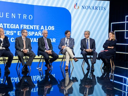 Desde la izquierda, Javier de Castro. director científico del IdiPAZ; Miguel Martín. presidente de GEICAM; Luis Rodríguez Padial. presidente de SEC; César Rodríguez. presidente de SEOM; Jesús Ponce. presidente de Novartis España y Carina Escobar, presidenta de la Plataforma de Organizaciones de Pacientes.