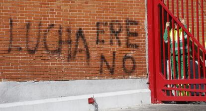 Un trabajador se asoma dese el interior de un cantón en Carabanchel.
