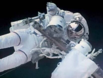 El astronauta estadounidense Jeff Williams trabaja en el exterior de la Estación Espacial Internacional (ISS).