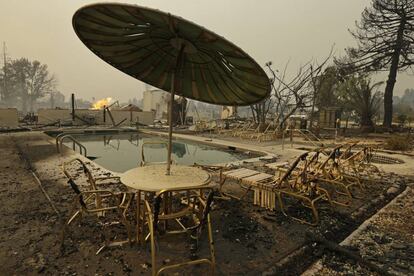 Piscina de un camping devorado por el fuego en Santa Rosa (California).