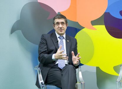 El <b><i>lehendakari,</b></i> Patxi López, ayer mientras mantenía su entrevista a través de Twitter.