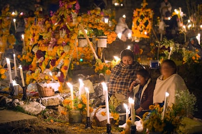 Día de Muertos en un cementerio en Tzintzuntzan, en Michoacán (México).