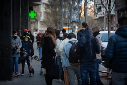 Varias personas hacen cola para hacerse test y otras pruebas de covid, en Barcelona el día 20.