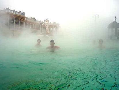 Piscina al aire libre, a 37 grados, en Széchenyi, el baño público con aires neobarrocos, construido en los años diez y veinte del siglo XX, situado en el parque municipal de Budapest.