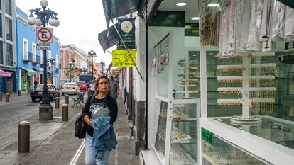 Una mujer camina en el centro de Puebla, en 2024.