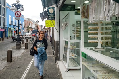 Una mujer camina en el centro de Puebla, en 2024.