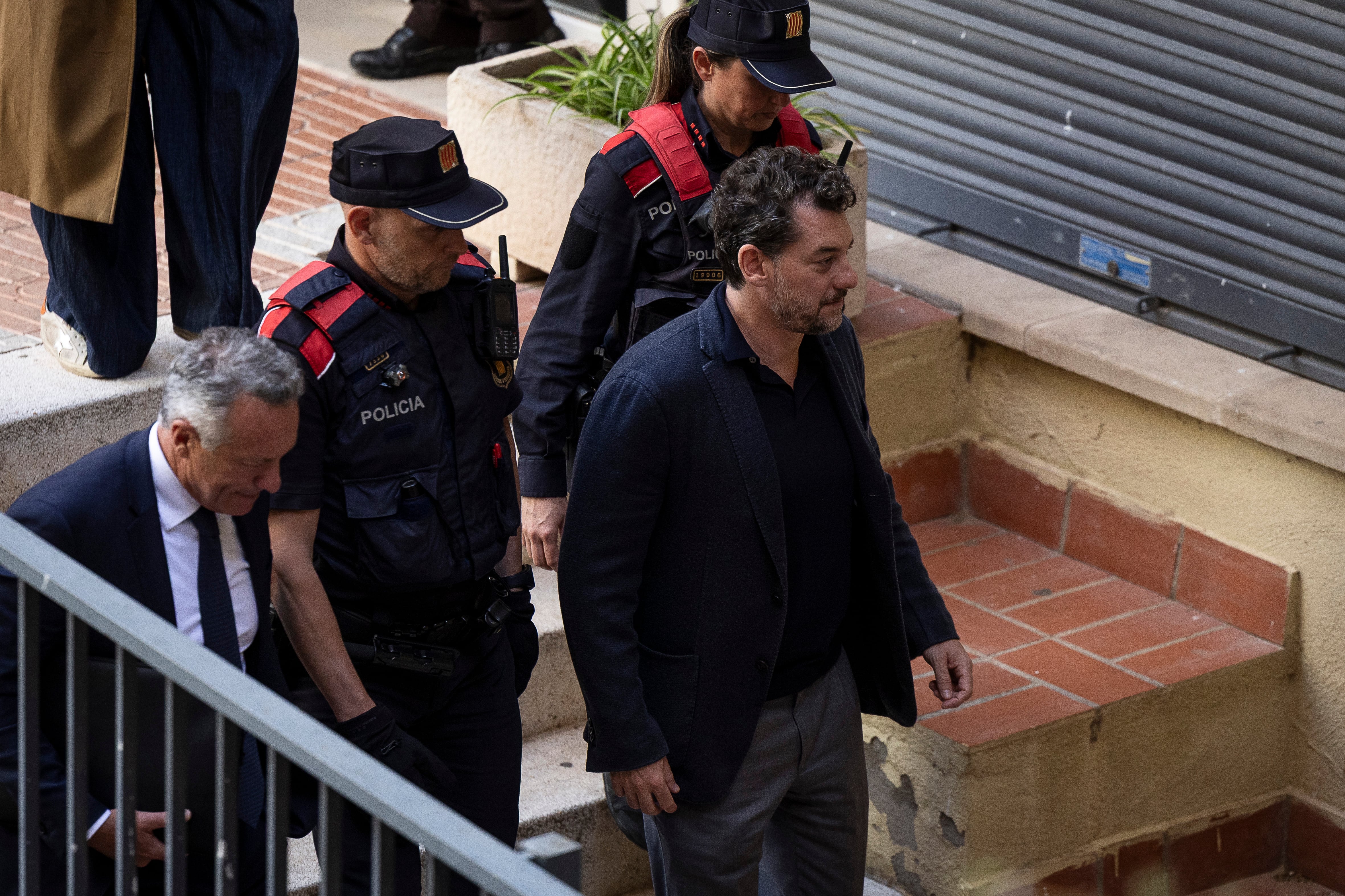 Jonathan Andic sale en libertad bajo fianza de un millón de euros tras declarar en los juzgados de Martorell, este martes.

