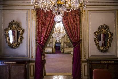 El salón rojo mantiene la gran alfombra elaborada en 1860 en la Real Fábrica de Tapices y todos los muebles originales, de estilo isabelino, además de una lámpara original de cristal francés y los cortinajes y chimenea de la época.