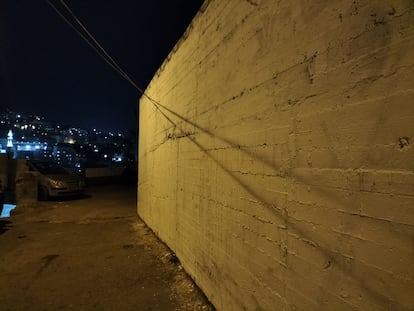 Muro exterior de la casa de Eyad Aawar, en Jerusalén Este, que la familia tuvo que pintar de blanco.