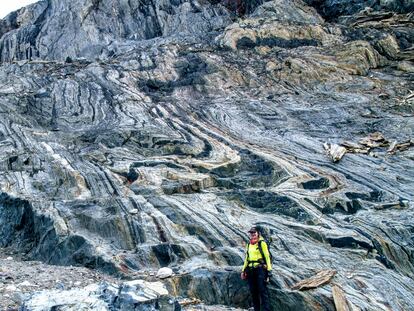 The co-author of the research, Athena Eyster, standing next to the Isua Greenstone Belt in Greenland.