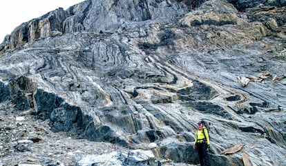 The co-author of the research, Athena Eyster, standing next to the Isua Greenstone Belt in Iceland