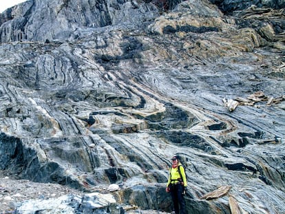 The co-author of the research, Athena Eyster, standing next to the Isua Greenstone Belt in Greenland.