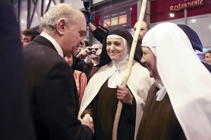 El ministro del Interior, Jorge Fernández Díaz presentó hoy en la Feria Internacional de Turismo (Fitur) el proyecto `Huellas de Teresa de Jesús´, que propone diferentes rutas de peregrinación, turísticas y culturales en torno a la figura universal de la santa abulense.