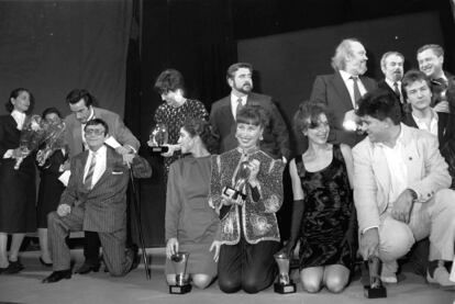 Entrega de los premios Onda Madrid de cine, en 1988. En la segunda fila, de izquierda a derecha,  Imanol Arias, Concha Velasco, el político Antonio Beteta, José Luis Cuerda y Juan Echanove. Abajo, desde la izquierda, Tony Leblanc, Diana Peñalver, Verónica Forqué, Marisa Paredes y Pedro Almodóvar.