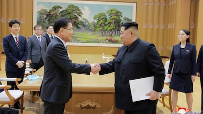 O assessor de segurança sul-coreano, Chung Eui-yong, cumprimenta o ditador norte-coreano, Kim Jong-un, na terça-feira desta semana