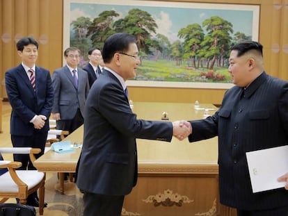 O assessor de segurança sul-coreano, Chung Eui-yong, cumprimenta o ditador norte-coreano, Kim Jong-un, na terça-feira desta semana