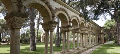 Claustro rom&aacute;nico en los jardines del Mas del Vent de Palam&oacute;s, (Girona).