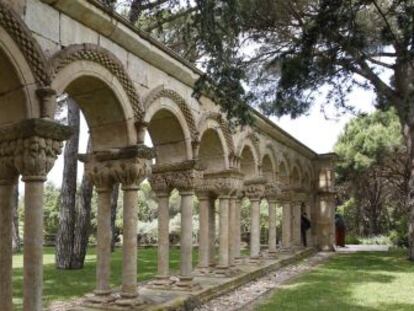 Claustro románico en los jardines del Mas del Vent de Palamós, (Girona).