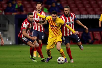 Messi, ante Hermoso y Koke en el Metropolitano.