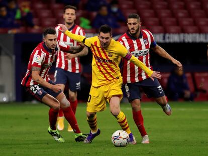 Messi, ante Hermoso y Koke en el Metropolitano.