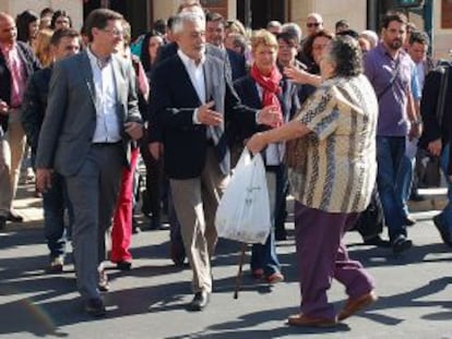 Gri&ntilde;&aacute;n saluda a una mujer, durante su visita a Almer&iacute;a.