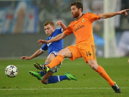 Alonso lucha por el balón con Meyer, del Schalke.