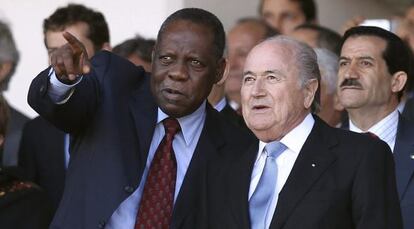 Hayatou y Blatter durante la final de la Copa de Argelia en mayo de 2012.