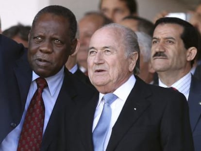 Hayatou y Blatter durante la final de la Copa de Argelia en mayo de 2012.