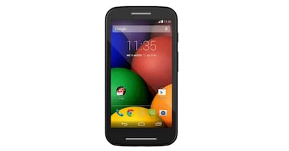 El Motorola Moto E 2014 uno de los teléfonos inteligentes que más fuerte ha pegado durante este año. Sin duda una gran opción para regalar ya que cuenta con un gran relación calidad - precio. Dispone de pantalla de 4.3 pulgadas QHD,1GB de RAM y 4 GB de almacenamiento interno ampliables mediante tarjetas microSD de hasta 64 GB. Cuenta con una cámara principal de 5 megapíxeles, y un precio actual de 129 euros.