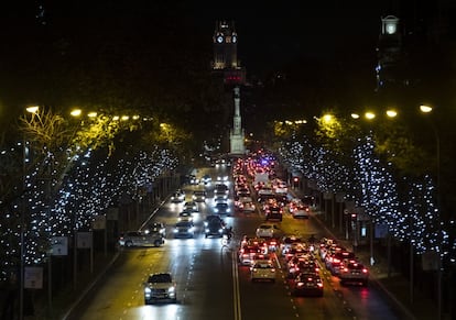 La Castellana iluminada por las luces de Navidad, en Madrid.